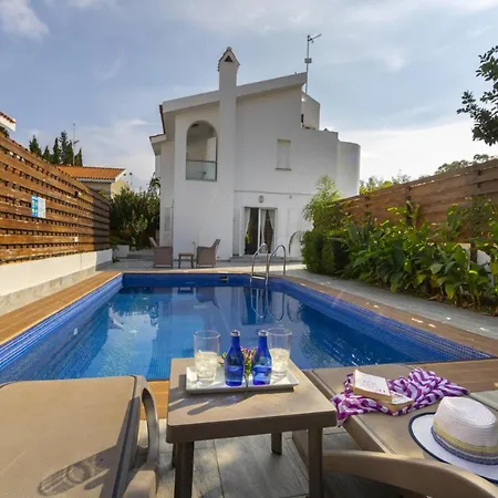 Villa Your Beautiful Holiday Minutes From The Beach, 1492 Protaras