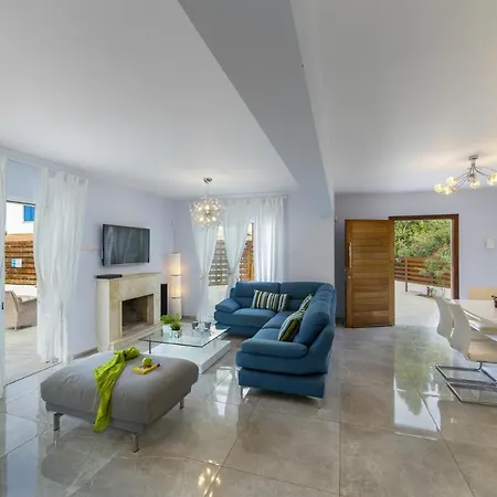 Your Beautiful Holiday Minutes From The Beach, 1492 Villa *