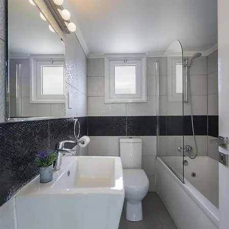 Your Beautiful Holiday Minutes From The Beach, 1492 Villa *