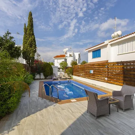 Your Beautiful Holiday Minutes From The Beach, 1492 Villa