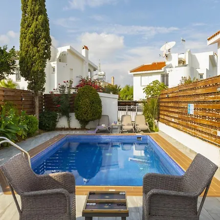 Your Beautiful Holiday Minutes From The Beach, 1492 Villa