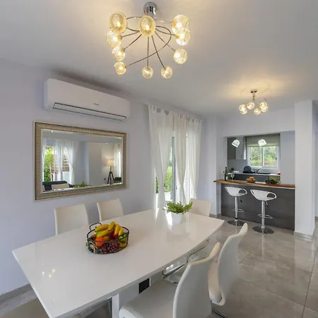 Villa Your Beautiful Holiday Minutes From The Beach, 1492