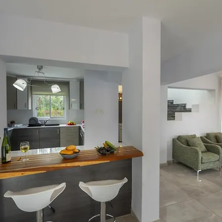Your Beautiful Holiday Minutes From The Beach, 1492 Villa *