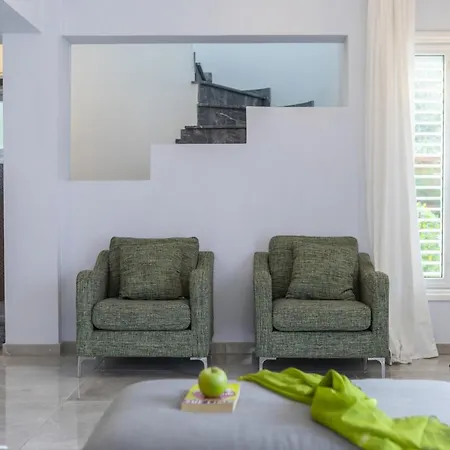 Villa Your Beautiful Holiday Minutes From The Beach, 1492